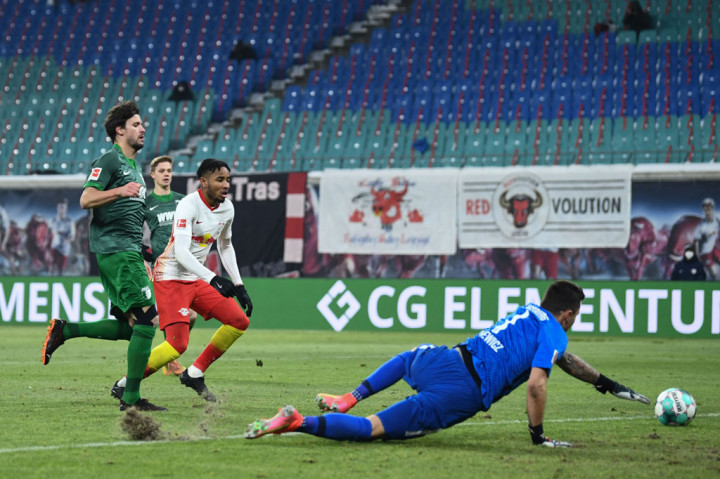 Christopher Nkunku menggandakan keunggulan segera setelah Yussuf Poulsen memberinya sentuhan sederhana sebelum paruh waktu.