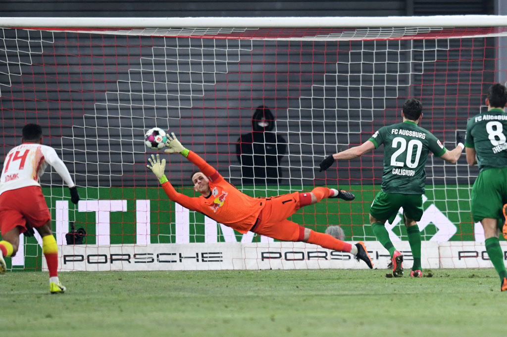 Augsburg membalaskan satu gol ketika gelandang Daniel Caligiuri mengkonversi penalti 13 menit sebelum laga akhir.