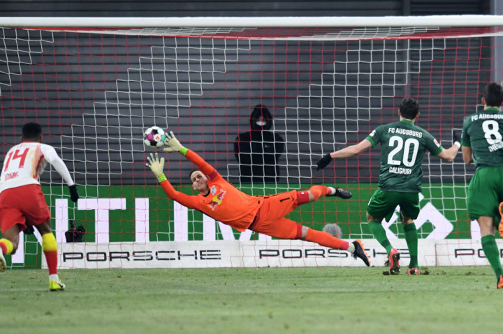 Augsburg membalaskan satu gol ketika gelandang Daniel Caligiuri mengkonversi penalti 13 menit sebelum laga akhir.