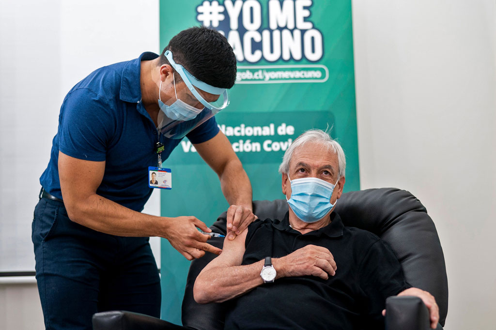 Presiden Chile Sebastian Pinera, Jumat, 12 Februari 2021 waktu setempat, menerima dosis pertama vaksin CoronaVac yang dikembangkan oleh perusahaan farmasi Tiongkok, Sinovac, untuk melawan penyakit virus korona baru. Pinera divaksin bersama dengan mereka yang berusia 71 tahun ke atas.