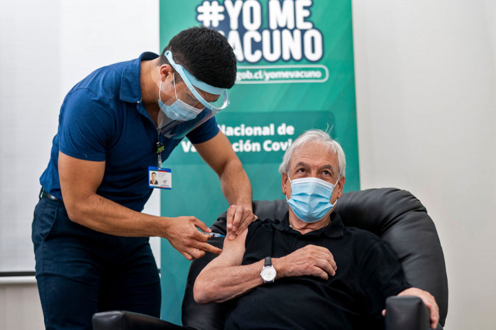 Presiden Chile Sebastian Pinera, Jumat, 12 Februari 2021 waktu setempat, menerima dosis pertama vaksin CoronaVac yang dikembangkan oleh perusahaan farmasi Tiongkok, Sinovac, untuk melawan penyakit virus korona baru. Pinera divaksin bersama dengan mereka yang berusia 71 tahun ke atas.