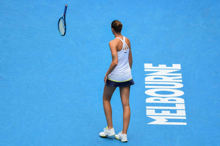 Pliskova sempat bermasalah di set pertama saat dia menerima pelanggaran karena membuang raket dan kemudian diberikan pengurangan poin setelah menghancurkan raket lain di jeda antar set.