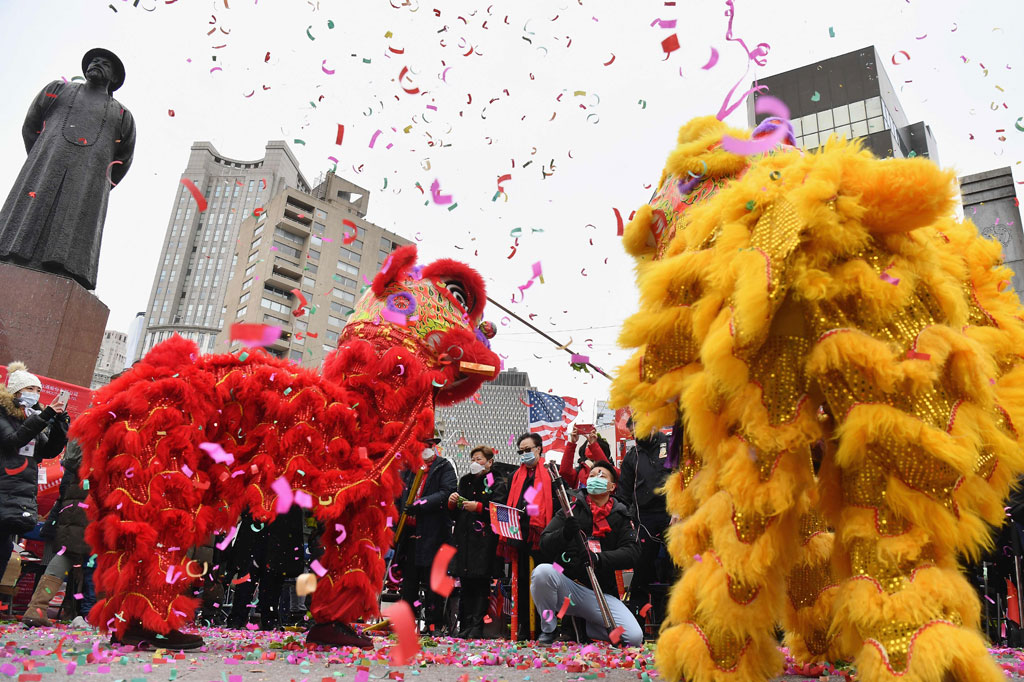 Warga menyaksikan pertunjukan barongsai saat perayaan Tahun Baru Imlek 2572 di Chinatown, New York, Amerika Serikat, Jumat, 12 Februari 2021 waktu setempat.