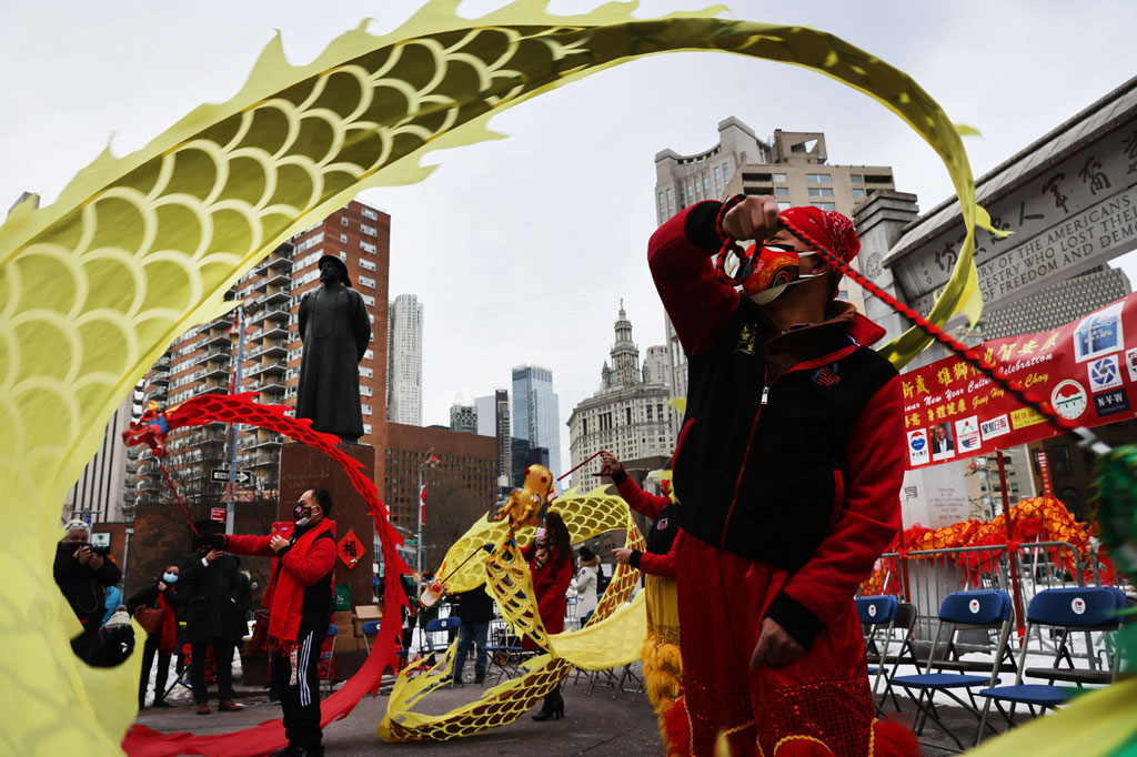 Segelintir petasan, barongsai, dan pemain drum di Chinatown, New York membalik halaman pada tahun yang dirusak oleh stigmatisasi pandemi dan virus covid-19, dengan perayaan yang tenang pada hari Jumat, 12 Februari 2021 waktu setempat.