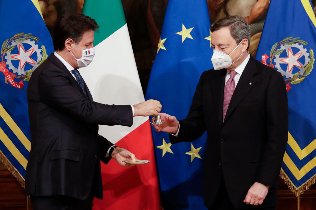 Draghi menggantikan Giuseppe Conte yang mengundurkan diri di tengah pandemi virus korona (covid-19).