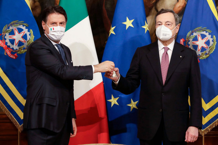 Draghi, yang punya latar belakang sebagai ekonom, mengemban tugas untuk memulihkan perekonomian di Italia yang terpuruk akibat pandemi. Ia juga harus menyusun rencana bagaimana mengalokasikan dana lebih dari 200 miliar euro (sekitar Rp3.353 triliun) yang diberikan oleh Uni Eropa untuk bangkit dari resesi.
