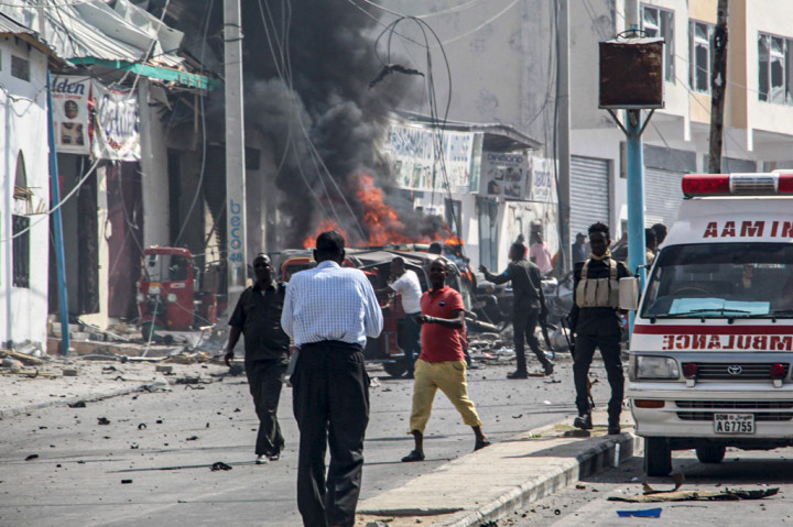 Petugas keamanan berdiri di sekitar lokasi serangan bom mobil di dekat pos pemeriksaan keamanan di Mogadishu, Somalia, pada Sabtu, 13 Februari 2021.