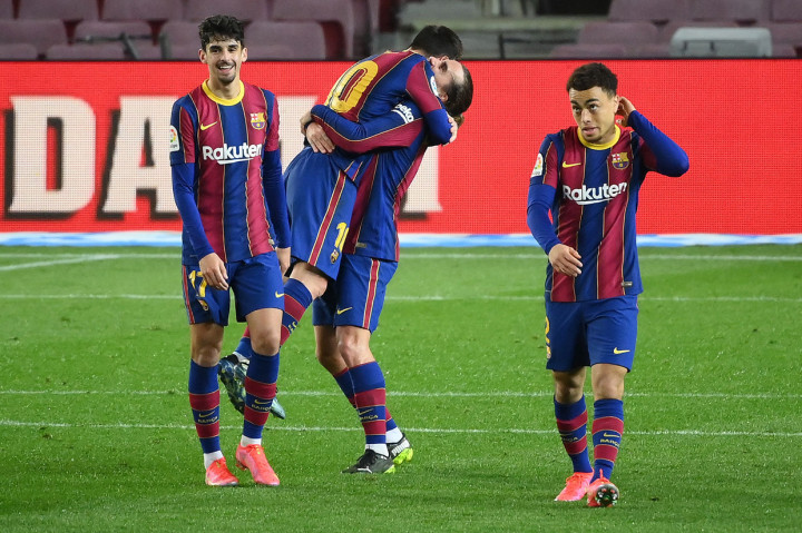 Satu menit setelah kegagalan itu Messi akhirnya sukses mencetak gol keduanya melawan Alaves. Gol itu tercipta dengan spektakuler setelah tendangan kaki kiri Messi dari luar kotak penalti melengkung ke pojok kanan gawang Alaves, di menit ke-75.