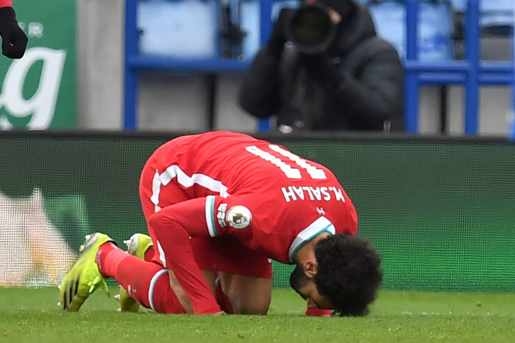 Mohamed Salah melaukan selebrasi usai mencetak gol ke gawang Leicester City. AFP Photo/Paul Ellis