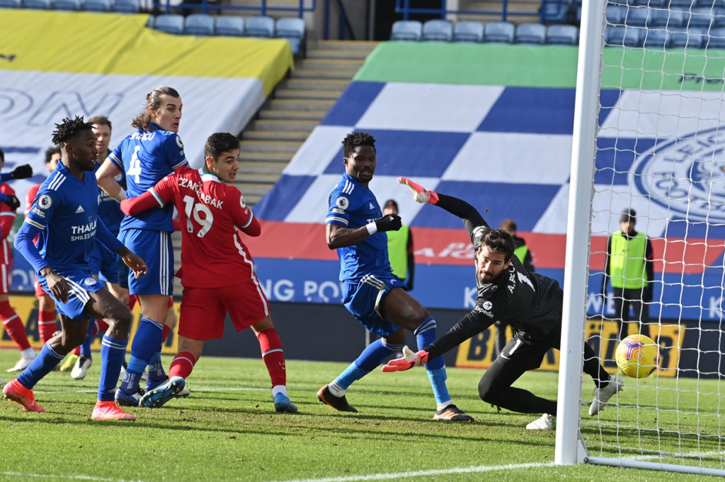 Leicester bisa mencetak gol penyeimbang ke gawang Liverpool pada menit ke-79. Tendangan bebas Maddison disahkan wasit setelah lebih dulu melihat Video Assistant Referee (VAR). AFP Photo/Paul Ellis