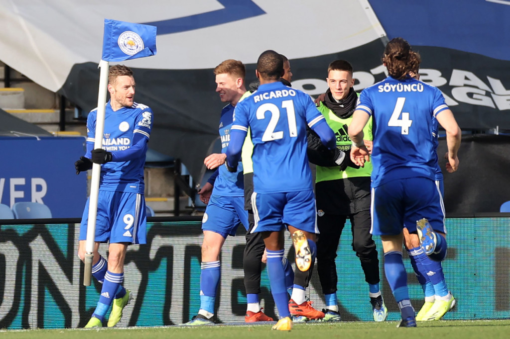 Dua menit berselang, Leicester justru berbalik unggul 2-1. Kesalahan koordinasi Alisson dan Ozan Kabak dimanfaatkan dengan mudah oleh Vardy untuk membuat skor jadi 2-1. AFP Photo/Carl Recine