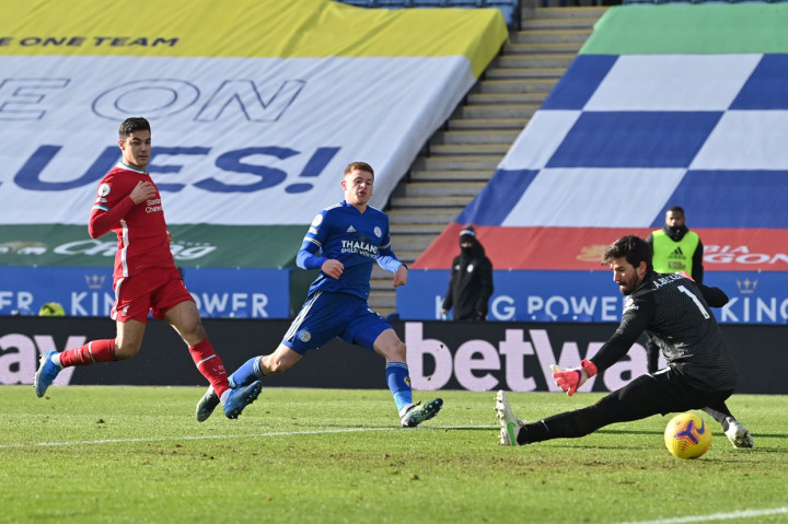 Liverpool semakin terpuruk pada menit ke-85. Barnes memperdaya Alisson memanfaatkan umpan terukur dari Wilfred Ndidi. AFP Photo/Paul Ellis