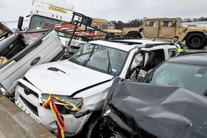 Sedikitnya lima orang meninggal dunia dan puluhan lainnya luka-luka ketika sekitar 100 mobil terlibat tabrakan beruntun di jalan bebas hambatan yang diselimuti salju di Texas, Amerika Serikat, Kamis, 11 Februari 2021 waktu setempat.