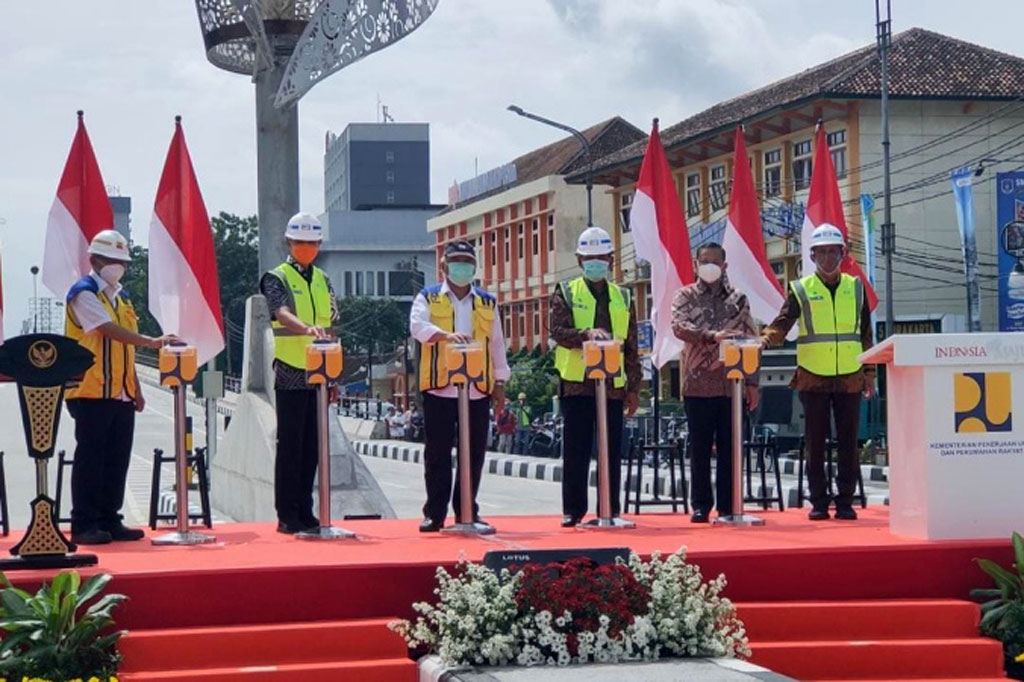 Menteri Pekerjaan Umum dan Perumahan Rakyat (PUPR) Basuki Hadimuljono meresmikan flyover Purwosari Solo, Provinsi Jawa Tengah, Sabtu, 13 Februrai 2021. Fly over tersebut menjadi kado dari Menteri Basuki kepada Wali Kota Surakarta FX Hadi Rudyatmo yang pada hari ini berulang tahun yang ke-61.