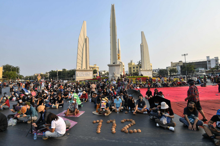 Aktivis pemuda Thailand memprotes undang-undang yang melarang penghinaan terhadap raja Thailand yang berkuasa.