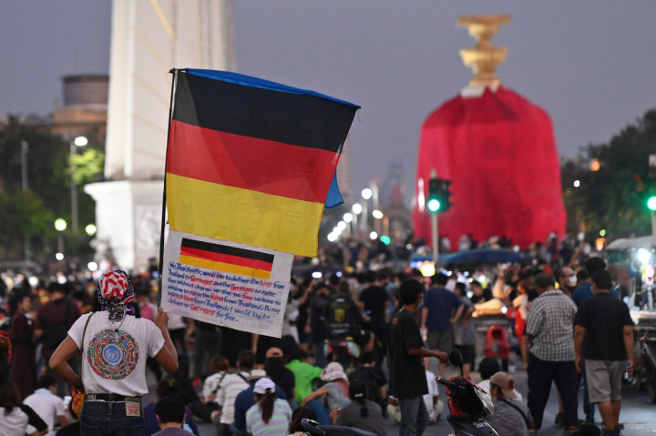 Aktivis mengatakan kain merah di monumen itu mewakili darah pejuang demokrasi.