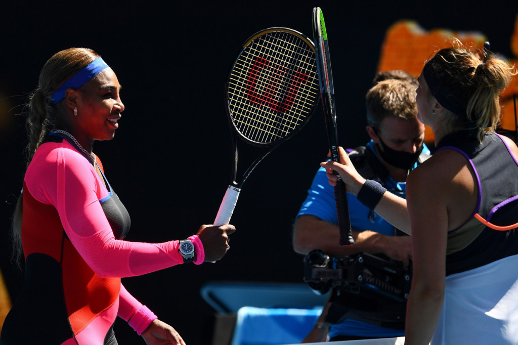 Petenis putri Amerika Serikat Serena Williams lolos ke perempat final Australian Open setelah menaklukkan Aryna Sabalenka dengan skor 6-4, 2-6 dan 6-4 pada babak keempat.