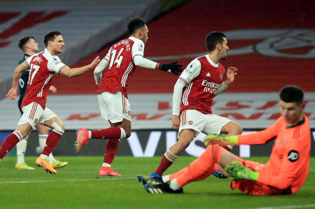 Pierre Emerick Aubameyang menjadi bintang kemenangan Arsenal berkat tiga gol yang dicetaknya di menit 13, 41 dan 47. Satu gol lagi dicetak Hector Bellerin. AFP Photo/Adam Davy