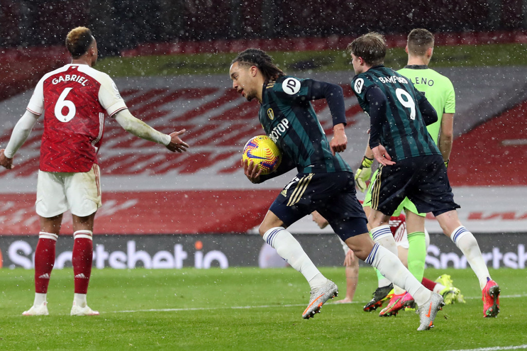 Helder Costa melakukan selebrasi usai mencetak gol ke gawang Arsenal. AFP Photo/Catherine Ivill