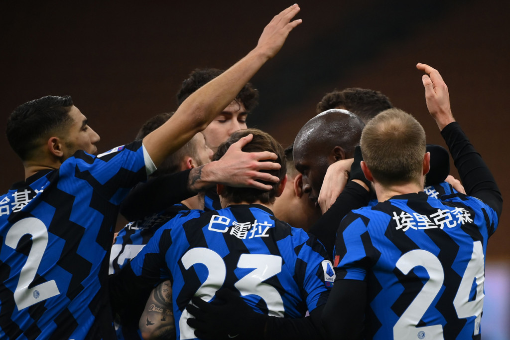 Inter Milan naik ke puncak klasemen Liga Italia setelah menang 3-1 atas Lazio pada pekan ke-22 Serie A musim 2020-2021.