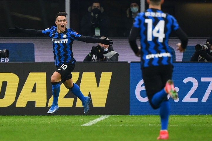Lautaro Martinez melakukan selebrasi usai mencetak gol ke gawang Lazio.