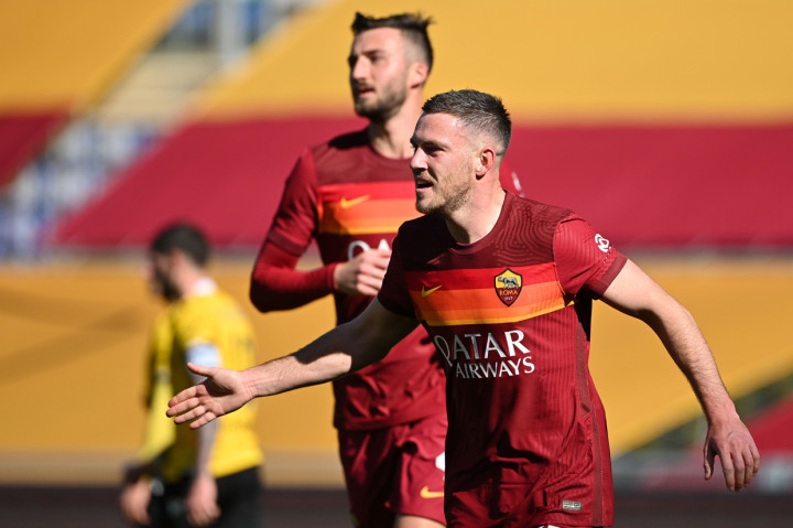 Jordan Veretout melakukan selebrasi usai mencetak gol ke gawang Udinese.
