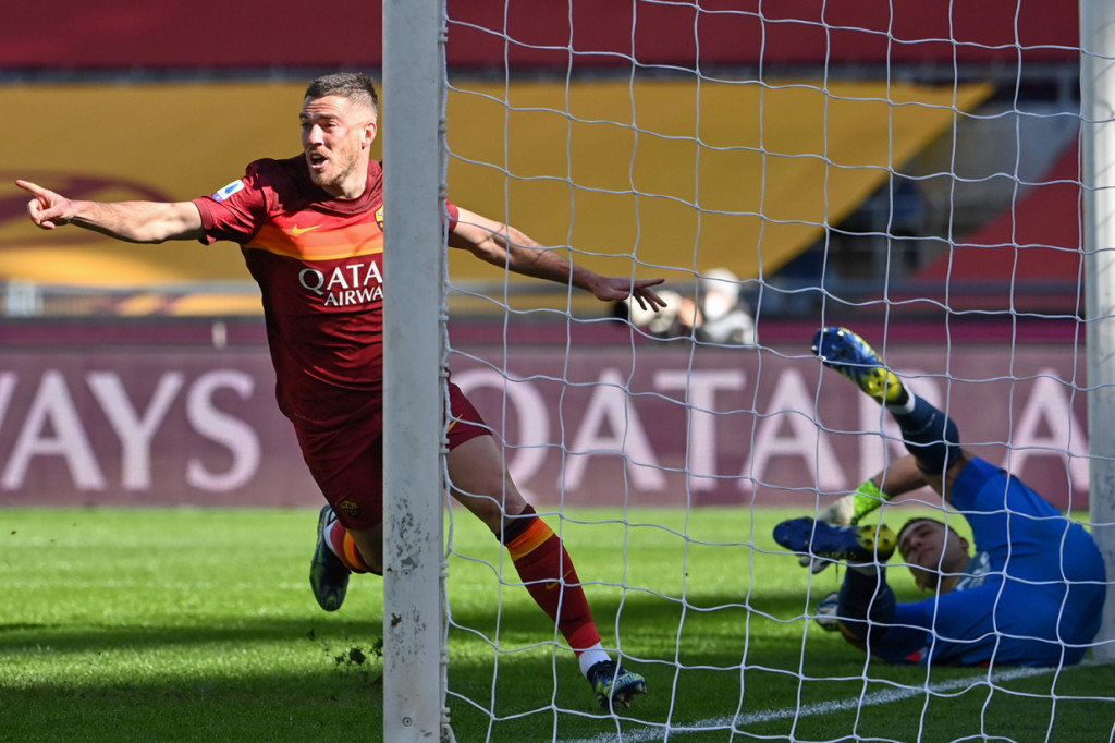 AS Roma unggul lewat brace alias dua gol dari Jordan Veretout. Gol pertama di menit kelima dari sundulan menyambut umpan Gianluca Mancini.