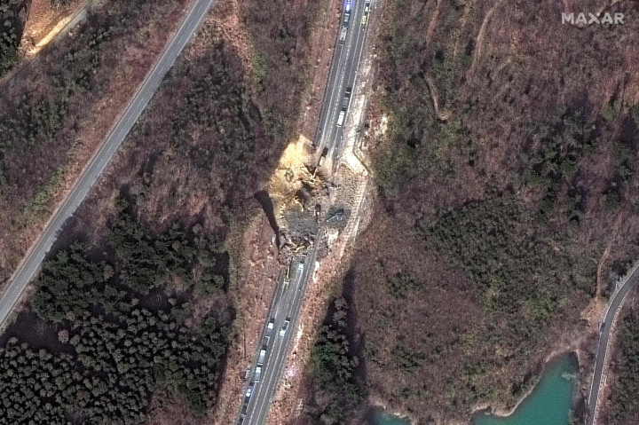 Gempa itu mengakibatkan tanah longsor di Fukushima.