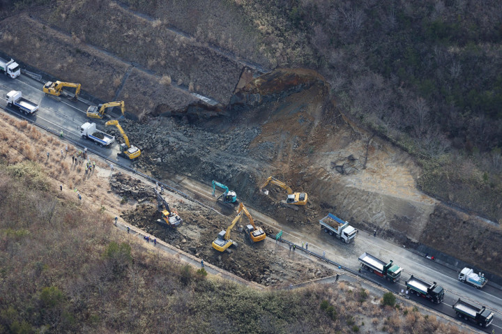 Tebing yang longsor tersebut menutupi jalan tol di kota Soma, Fukushima. 