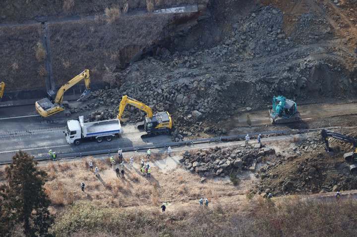 Longsor sempat membuat arus lalu lintas terputus. 
