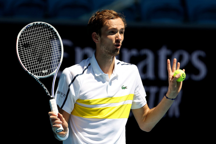 Unggulan keempat Daniil Medvedev memastikan tempatnya di perempat final Australia Open untuk pertama kalinya.