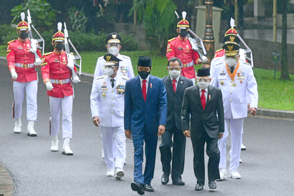 Presiden Joko Widodo (tengah) didampingi Wakil Presiden Maruf Amin (kedua kanan) dan Mendagri Tito Karnavian (ketiga kanan) mengikuti prosesi kirab bersama Gubernur dan Wakil Gubernur Provinsi Sulawesi Utara dan Kalimantan Utara terpilih saat pelantikan di Istana Negara, Jakarta.