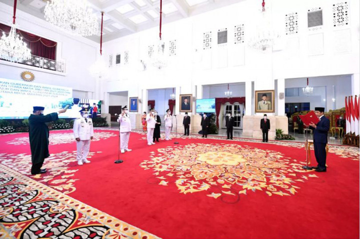 Acara pelantikan berlangsung di Istana Negara, Jakarta, Senin, 15 Februari 2021, dengan tetap menerapkan protokol kesehatan secara ketat. 