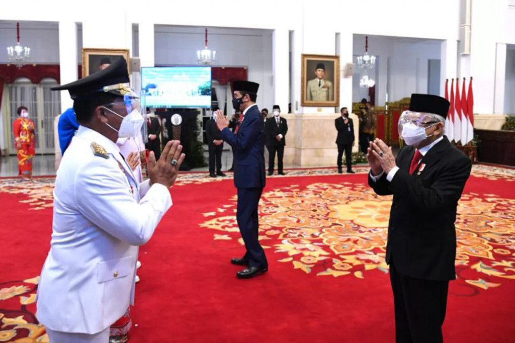 Presiden Joko Widodo dan Wakil Presiden Maruf Amin memberikan ucapan selamat kepada Gubernur dan Wakil Gubernur Provinsi Sulawesi Utara dan Kalimantan Utara seusai pelantikan di Istana Negara, Jakarta.
