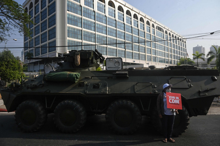 Sejumlah kendaraan lapis baja terlihat berlalu-lalang di beberapa kota di Myanmar di tengah tanda-tanda pergerakan militer menindak penolakan terhadap kudeta yang dilakukan pada 1 Februari.