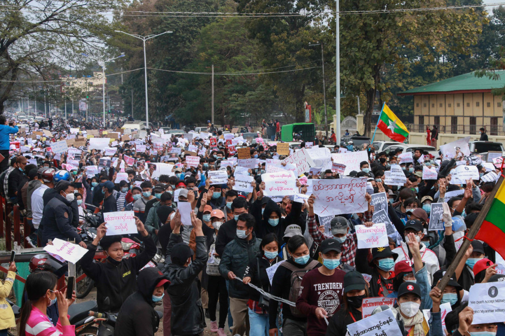 Di negara bagian Kachin, pasukan keamanan melepaskan tembakan ke arah para demonstran - aksi protes anti-kudeta yang memasuki hari kesembilan di seluruh negara itu.