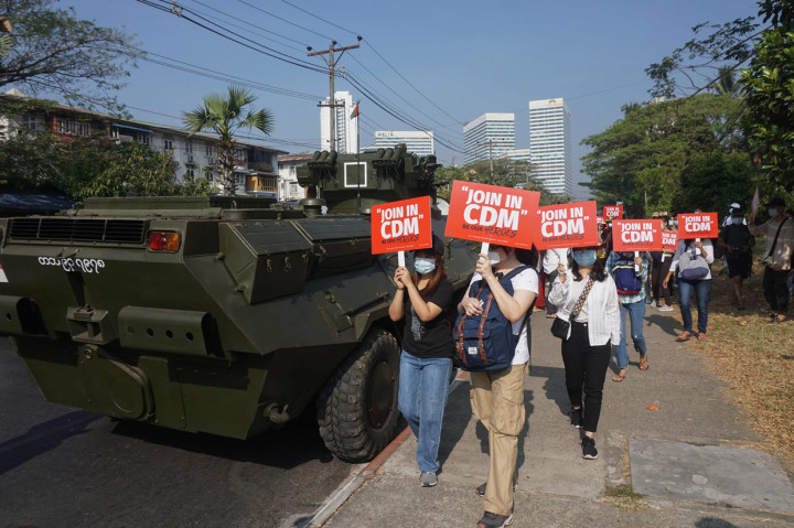 Junta pun telah memerintah seluruh warga yang mogok untuk bekerja kembali atau mereka akan bertindak. Penangkapan massal dilaporkan terjadi setiap malam di mana Sabtu lalu militer diberi kuasa besar untuk menahan dan menggeledah properti pribadi mereka yang dianggap membelot.