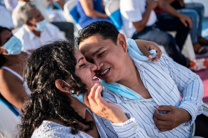 Pasangan saat mengambil bagian dalam pernikahan massal pada Hari Valentine, di Taman Paseo Xolotlan di Managua, Nikaragua.