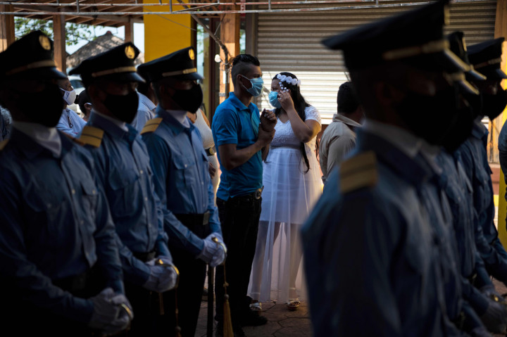 Acara nikah massal tersebut terbilang unik karena para pasangan pengantin disambut dengan upacara militer.