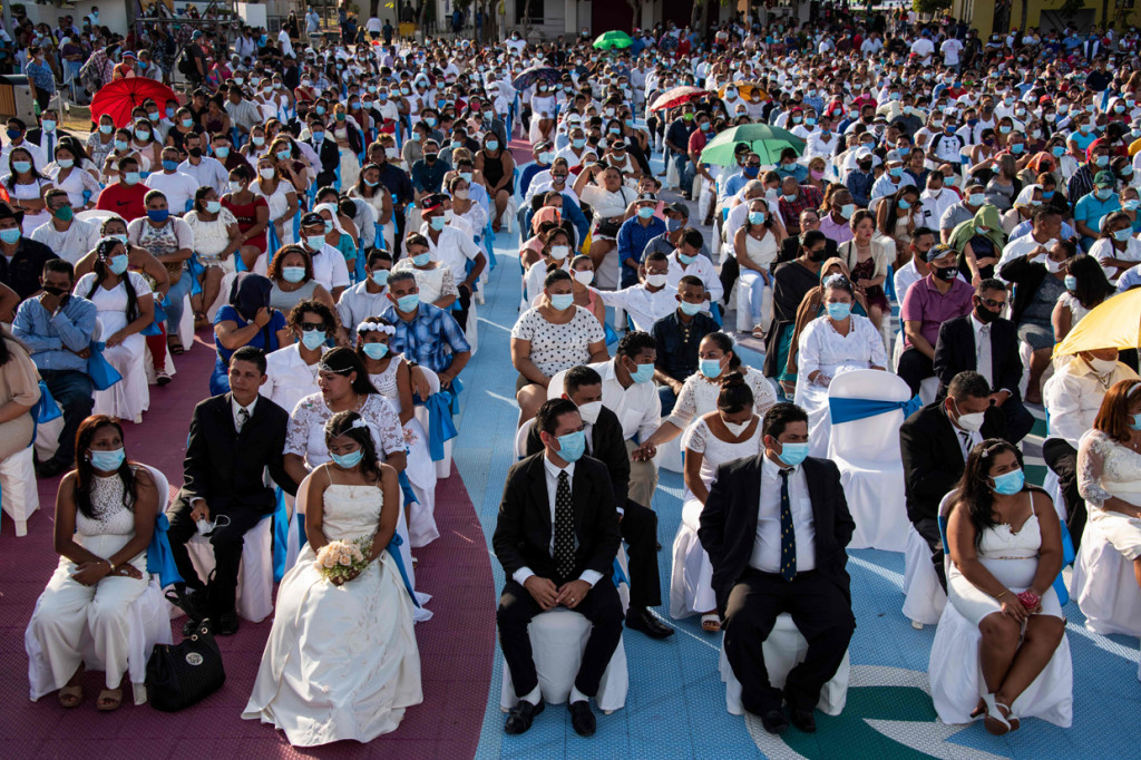 Suasana acara nikah massal gratis pada Hari Valentine, di Taman Paseo Xolotlan di Managua, Nikaragua.