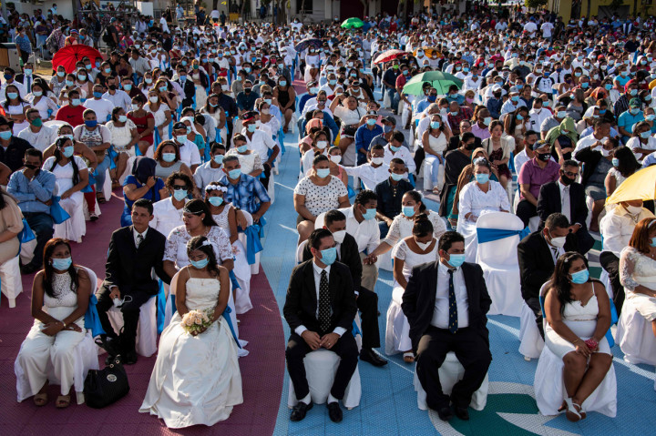 Suasana acara nikah massal gratis pada Hari Valentine, di Taman Paseo Xolotlan di Managua, Nikaragua.