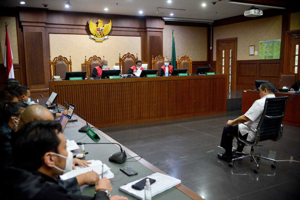 Jaksa menuntut Irjen Napoleon Bonaparte 3 tahun penjara dan denda Rp 100 juta subsider 6 bulan kurungan karena dinilai terbukti bersalah terima suap dalam upaya penghapusan nama Joko Soegiarto Tjandra alias Djoko Tjandra di red notice.