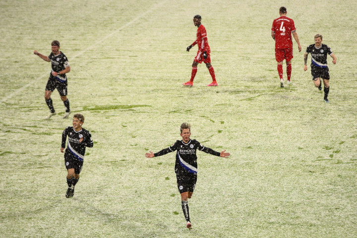 Tim tamu mengejutkan Bayern dengan mengemas gol pertamanya saat laga baru berjalan tujuh menit. Gol berawal saat Michel Vlap menerima operan dari Prietl kemudian berputar dan menaklukkan kiper Manuel Neuer dengan tembakan akuratnya.