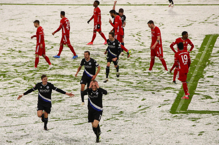Arminia kemudian menggandakan keunggulannya pada menit ke-37 saat sundulan Amos Pieper menyambut tendangan sudut Vlap menembus gawang Bayern. Selain tertinggal dua gol, Bayern juga harus mengalami masalah dengan salju lebat yang turun.