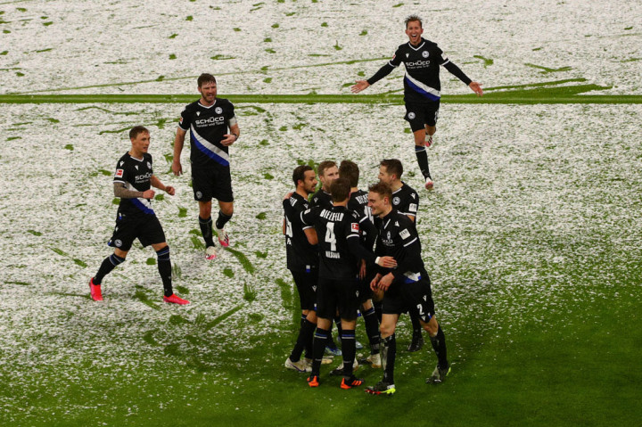 Saat mantan Presiden Bayern Uli Hoeness merayakan gol di tribun penonton, Arminia justru merestorasi keunggulan dua gol mereka beberapa menit kemudian. Pemain sayap Christian Gebauer menyambar umpan tarik Voglsammer ketika pertahanan Bayern terlena pada situasi serangan balik.