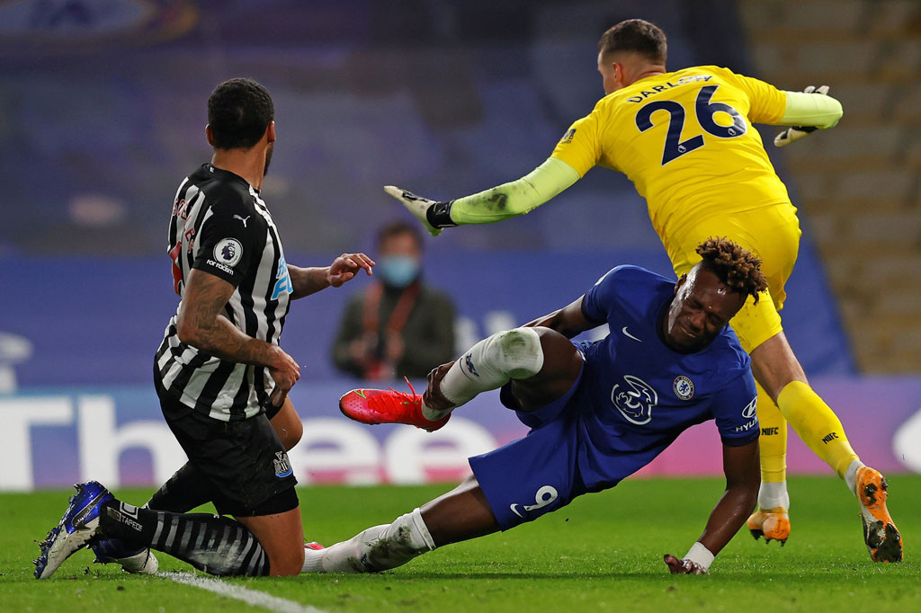 Pada fase awal laga tuan rumah dipaksa untuk melakukan pergantian pemain setelah Tammy Abraham mengalami cedera. Olivier Giroud dimasukkan manajer Thomas Tuchel untuk Abraham. 