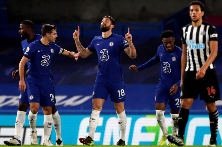 Giroud (tengah) melakukan selebrasi usai menjebol gawang tim tamu.