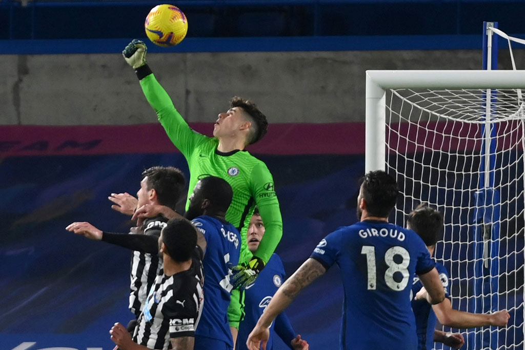 Kiper Chelsea Kepa Arrizabalaga yang dimainkan di liga untuk pertama kalinya sejak pertengahan Oktober melakukan penyelamatan penting. Kiper Spanyol itu menggagalkan tandukan Joe Willock pada menit ke-75. Namun ia tidak terlalu banyak bekerja untuk mempertahankan clean sheet keempat mereka dalam lima pertandingan liga di bawah asuhan Tuchel.