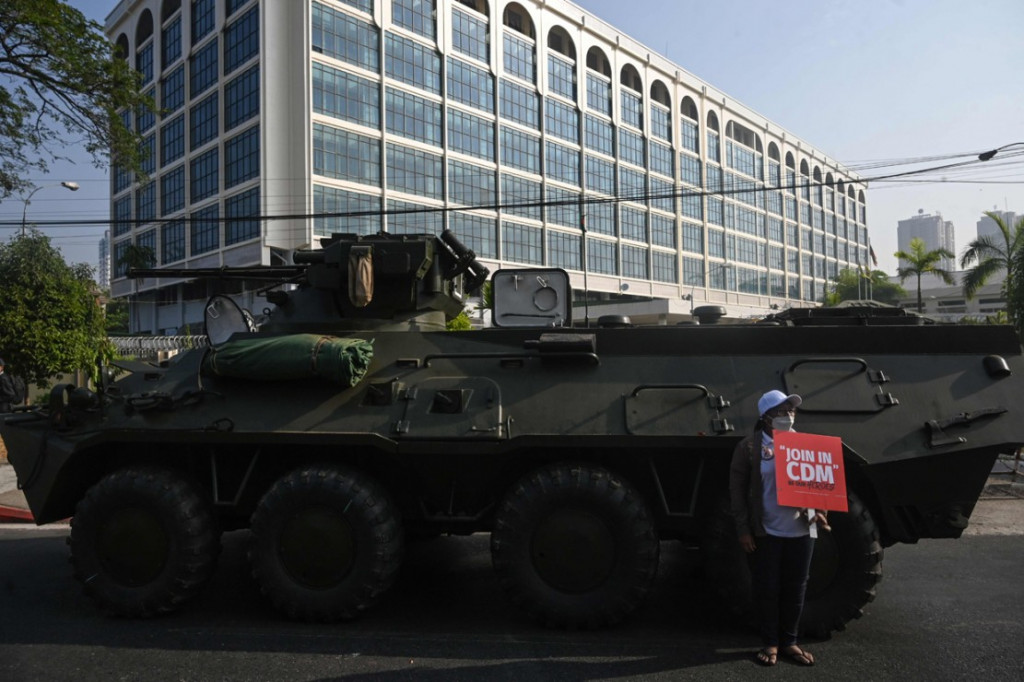 Sejumlah kendaraan lapis baja terlihat berlalu-lalang di beberapa kota di Myanmar di tengah tanda-tanda pergerakan militer menindak penolakan terhadap kudeta yang dilakukan pada 1 Februari.