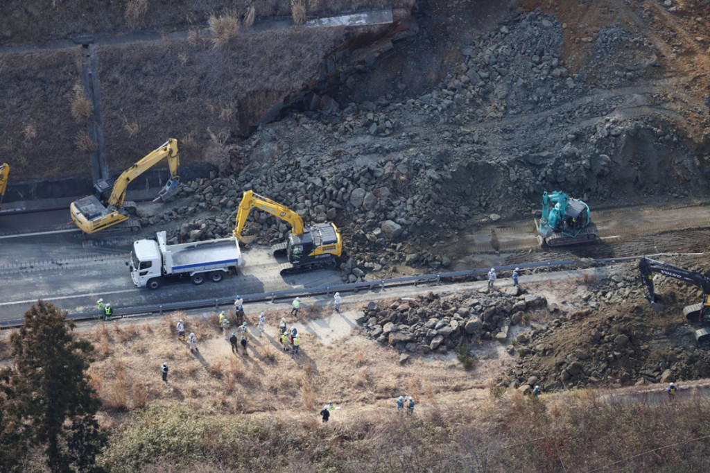 Gempa berkekuatan magnitudo (M) 7,3 terjadi di Fukushima, Jepang, Sabtu, 13 Februari 2021, sekitar pukul 23.08 waktu setempat. Badan Meteorologi Jepang melaporkan gempa terjadi pada kedalaman 60 kilometer. Gempa mengakibatkan tanah longsor.